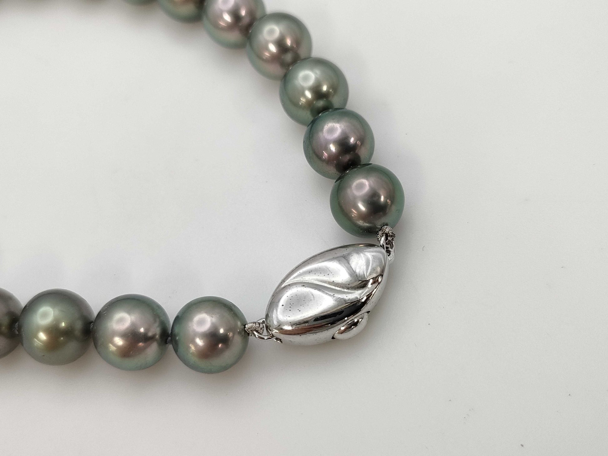 Pearl diameter approx. 8.7-10.9mm METAL 54.6g / Pearl diameter approx. 9.6-9.7mm K14WG 3.6g Other accessories