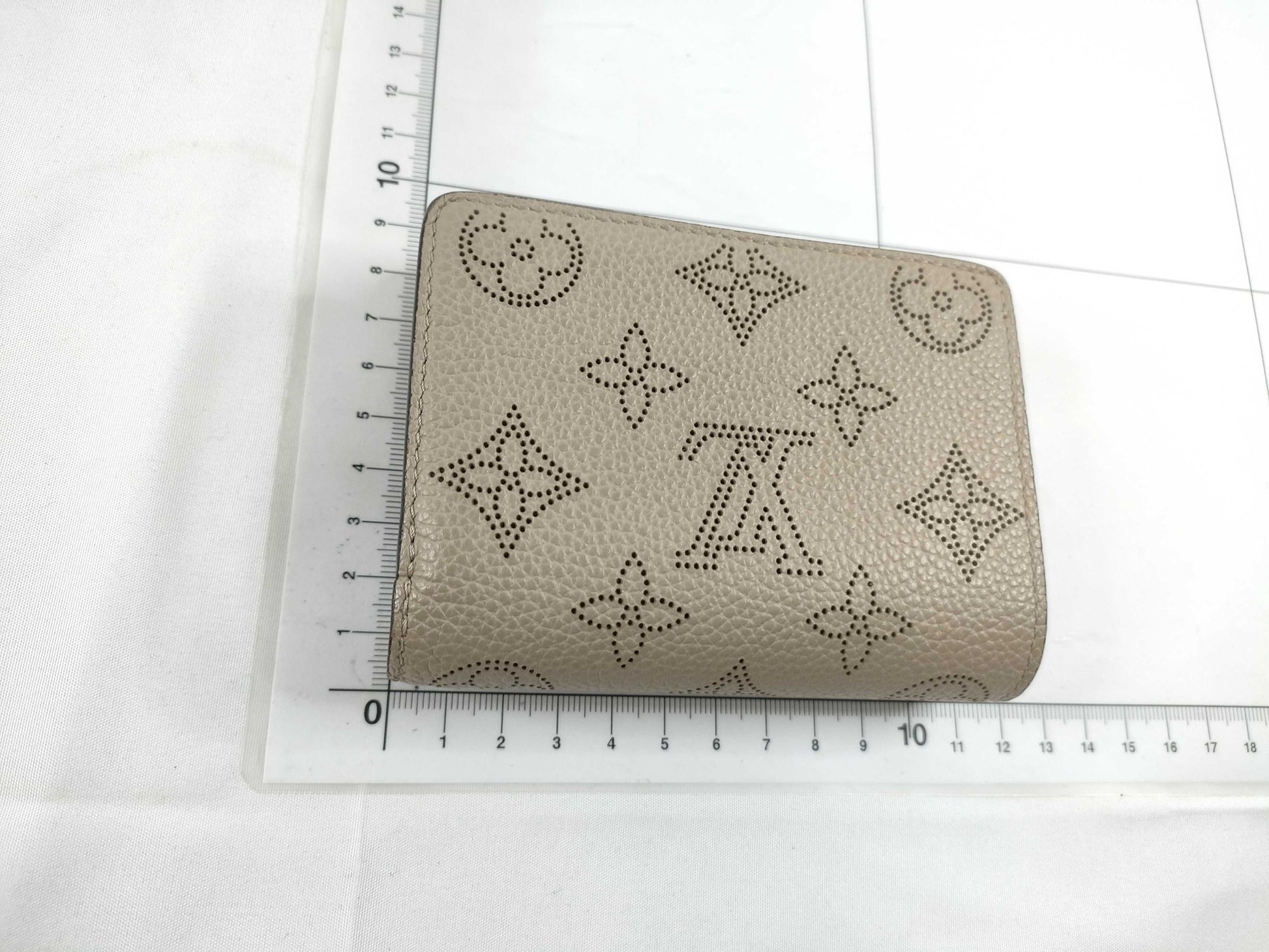 LOUIS VUITTON Mahina Louis Vuitton Bi-Fold Wallet Wallet