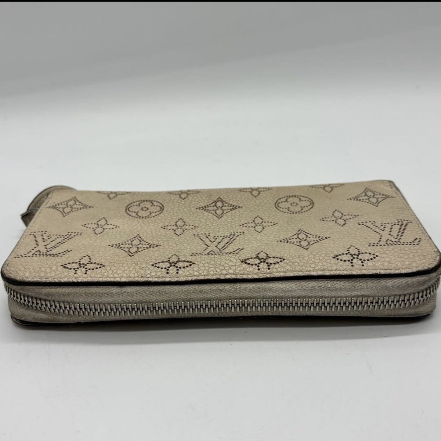 LOUIS VUITTON Louis Vuitton Mahina M61869 Zippy Wallet TN0136 Wallet
