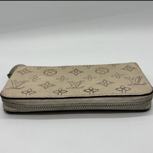 LOUIS VUITTON Louis Vuitton Mahina M61869 Zippy Wallet TN0136 Wallet