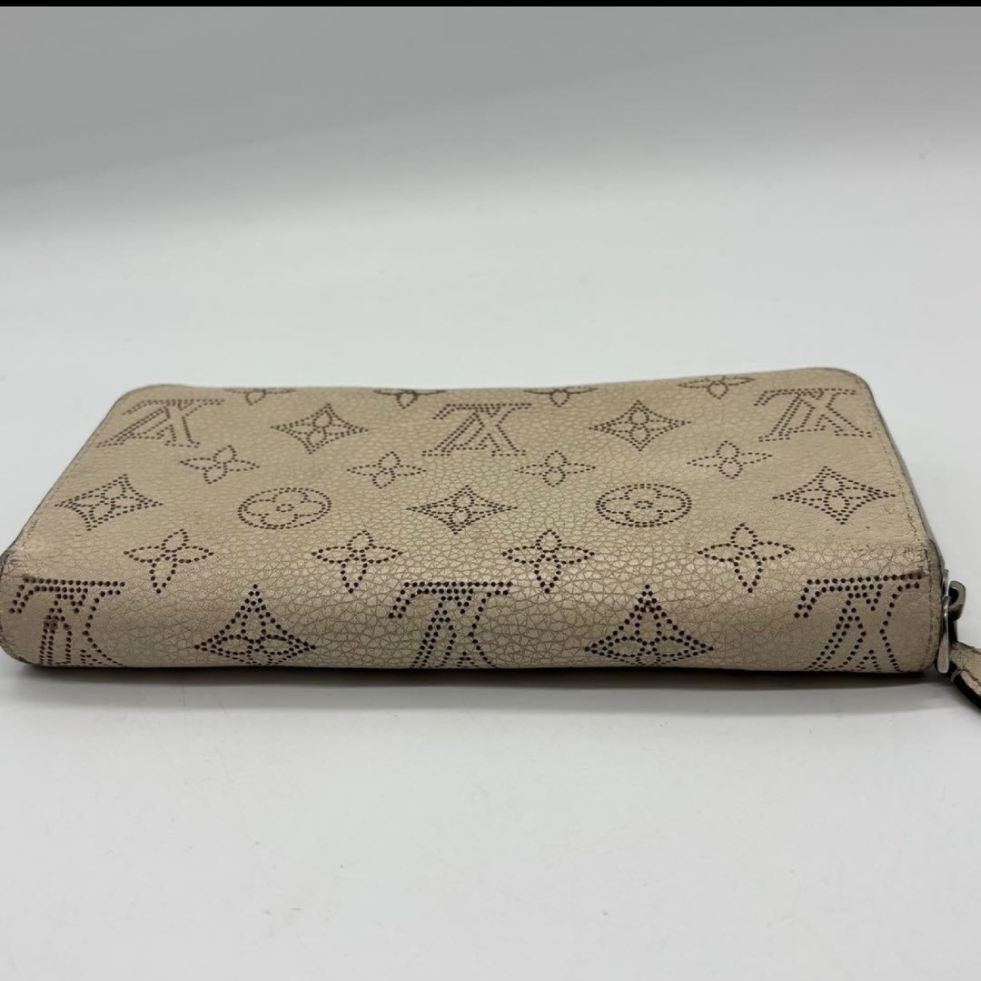LOUIS VUITTON Louis Vuitton Mahina M61869 Zippy Wallet TN0136 Wallet