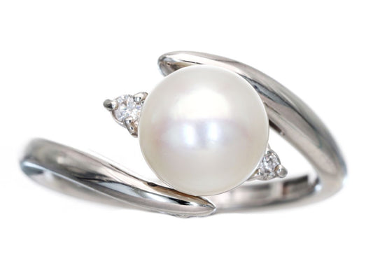Akoya pearl ring, approximately 7.7mm diameter, 0.04ct, Pt900, 6.2g .