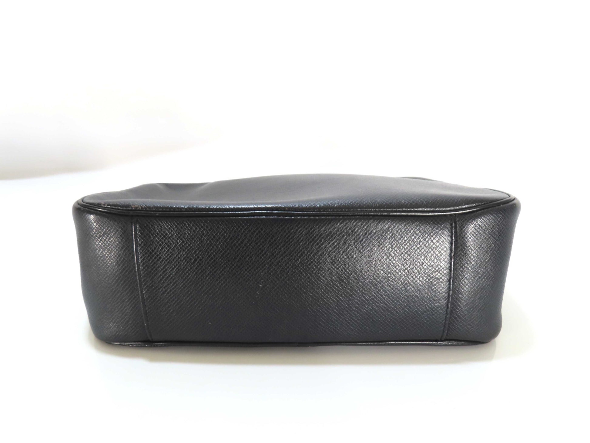 LOUIS VUITTON LOUIS VUITTON Truth Toilet GM Taiga/Aldo's Pouch