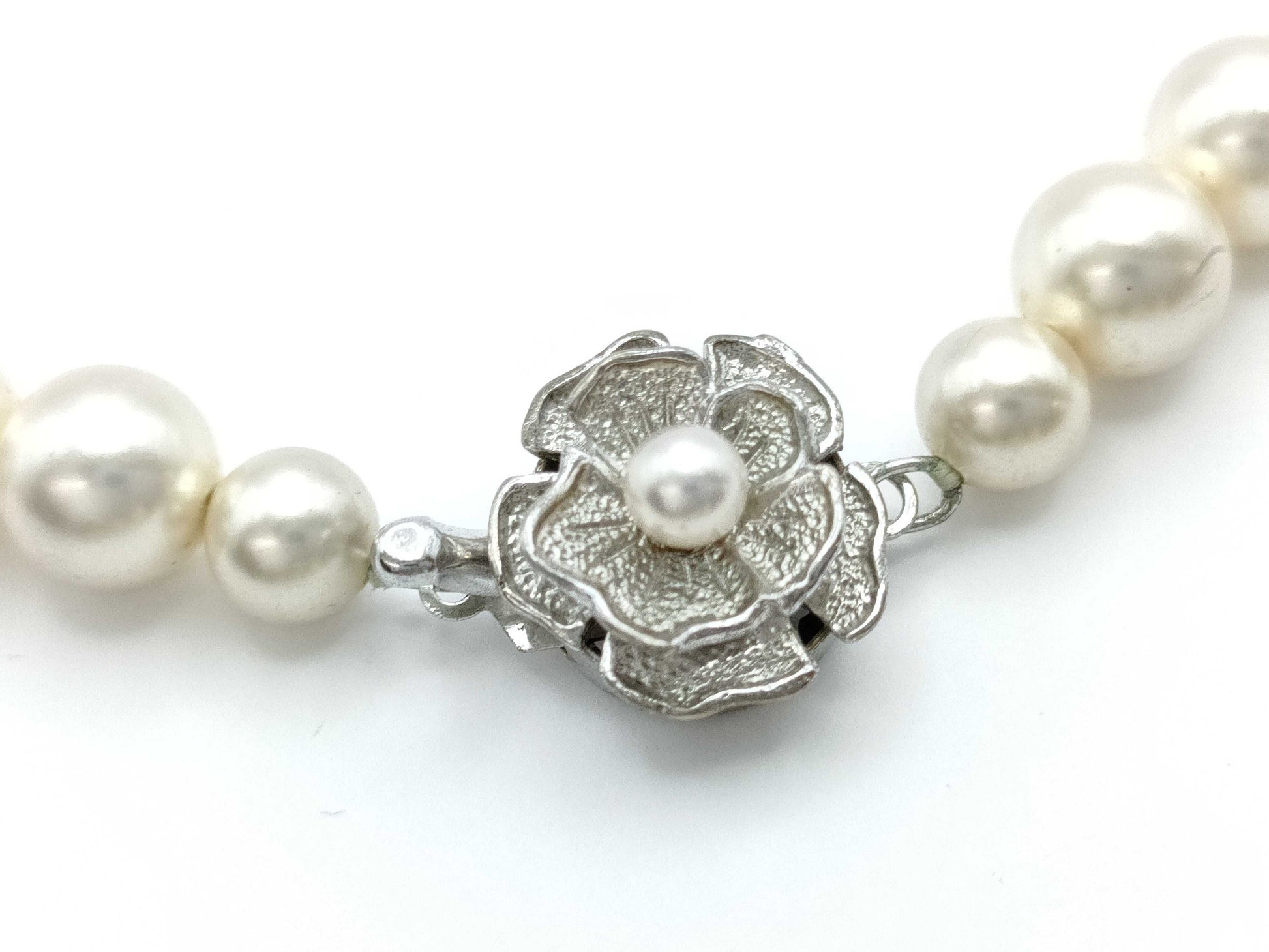 Faux Pearl SV 45.4g Necklace