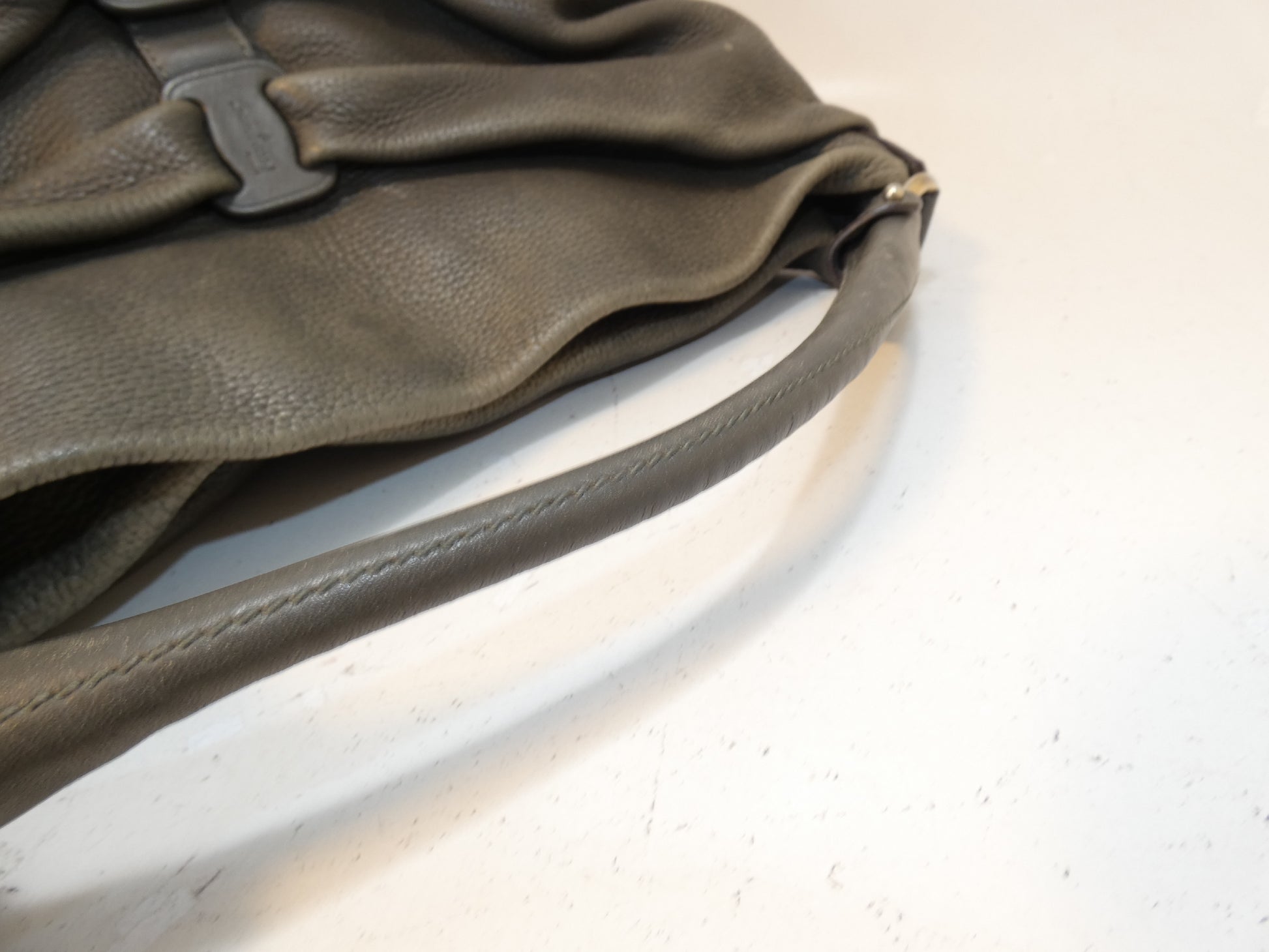Salvatore Ferragamo Vara Leather One-Hand One-Shoulder Handbag