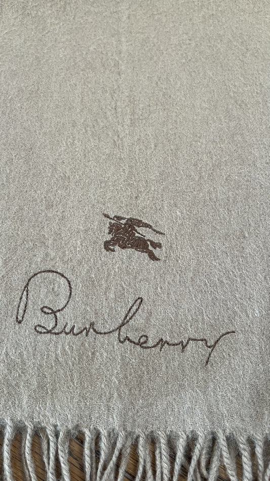 Rare BURBERRY cashmere scarf, solid color. Length: 152cm, Width: 31cm. 100% cashmere. Rare color, solid brown.