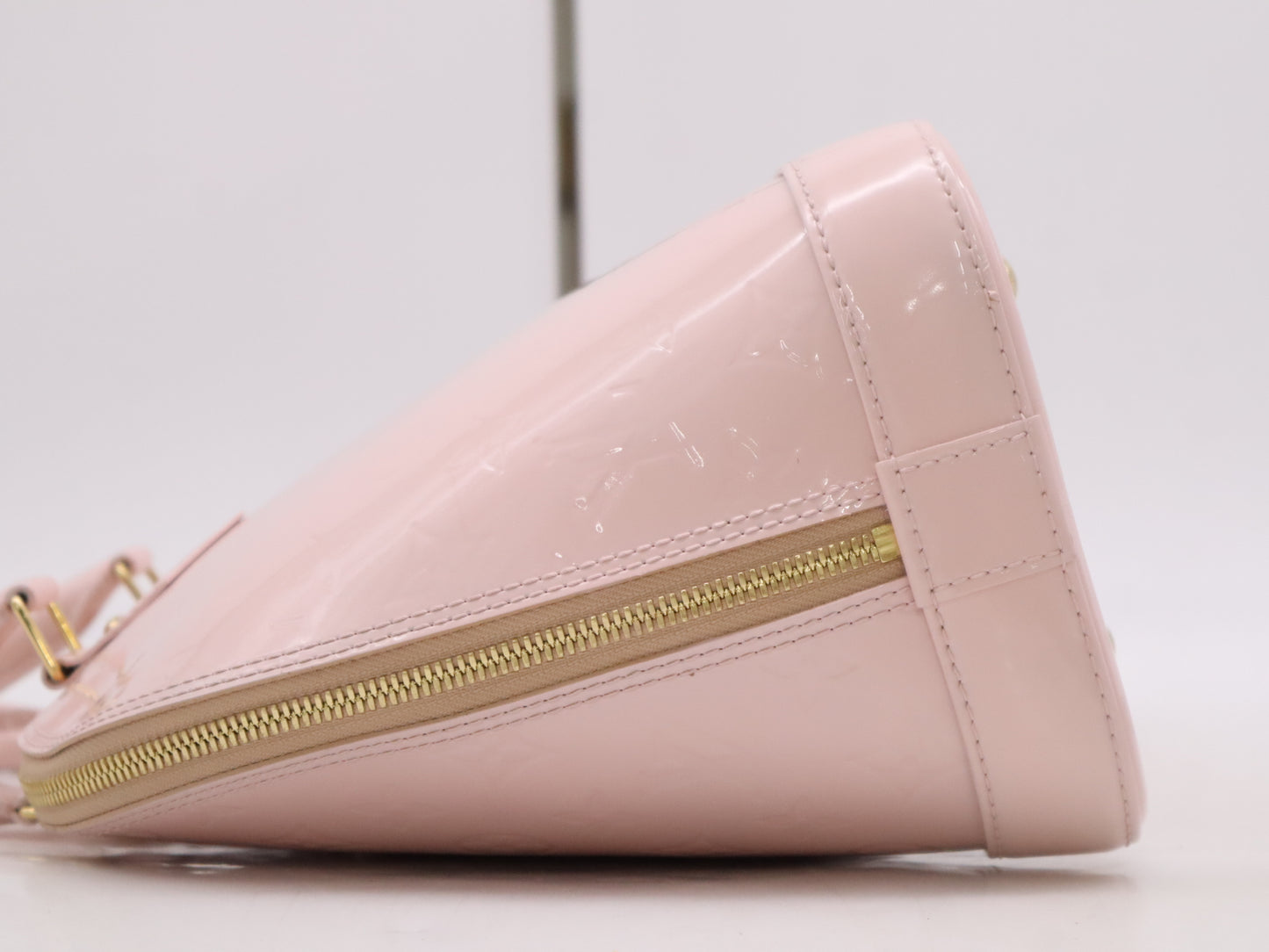 LOUIS VUITTON M91614 Vernis Alma PM Rose Florentine Handbag with Cadena, 2 Keys, and Cloche