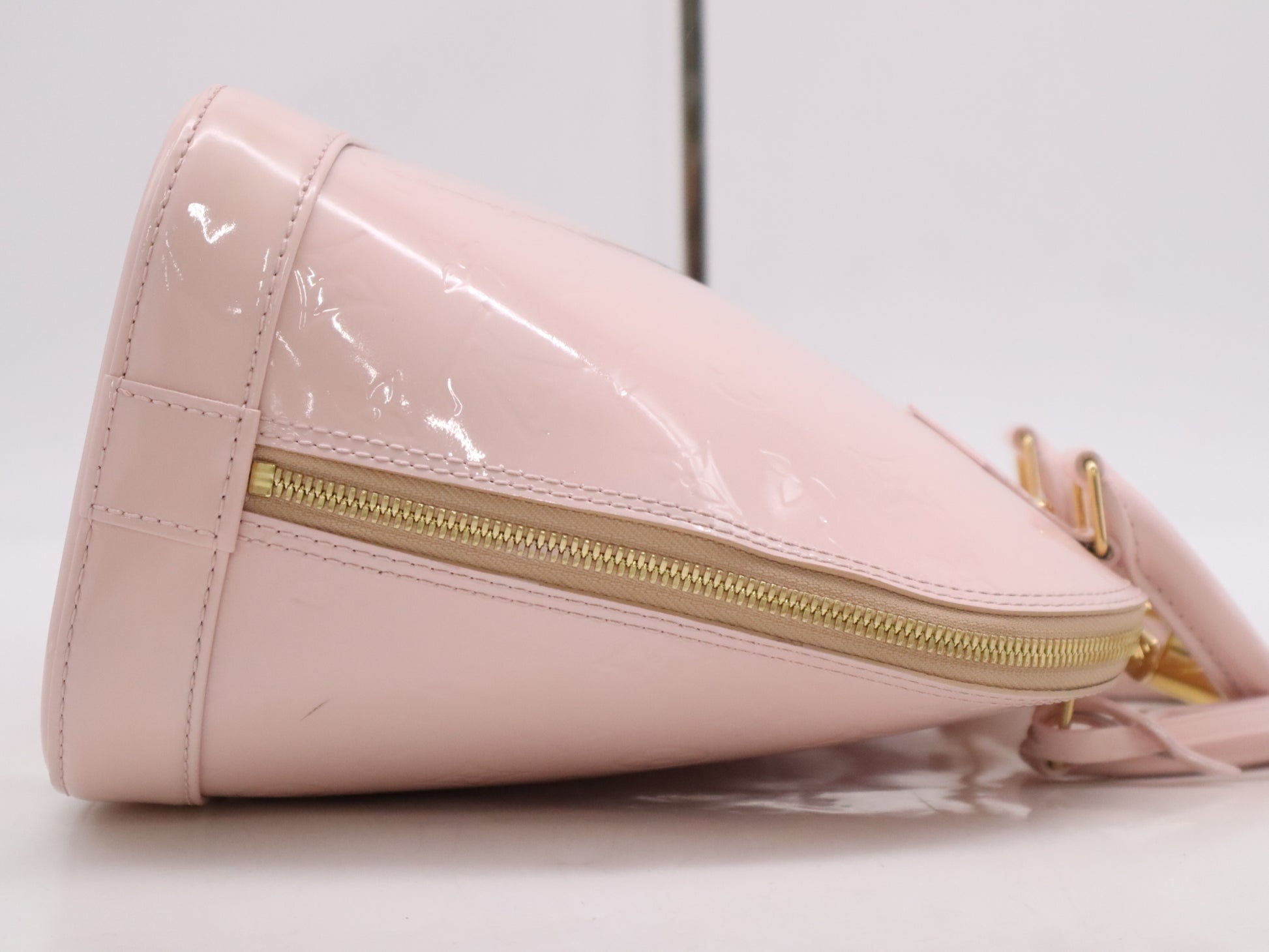 LOUIS VUITTON M91614 Vernis Alma PM Rose Florentine Handbag with Cadena, 2 Keys, and Cloche