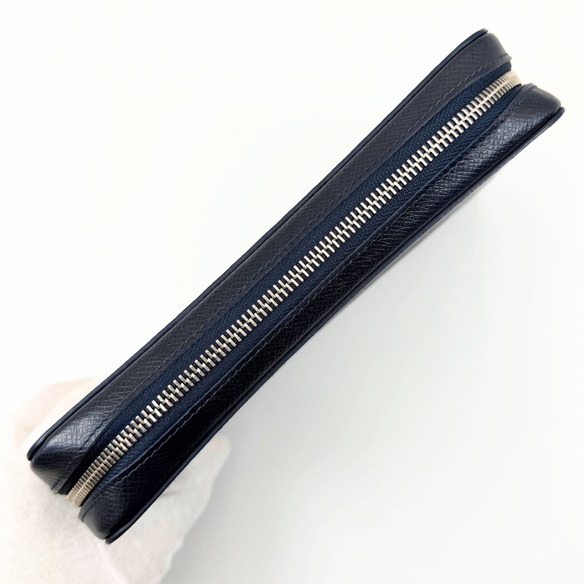 LOUIS VUITTON LOUIS VUITTON Taiga Zippy XL Blue 2018 Wallet SV Hardware Wallet Wallet