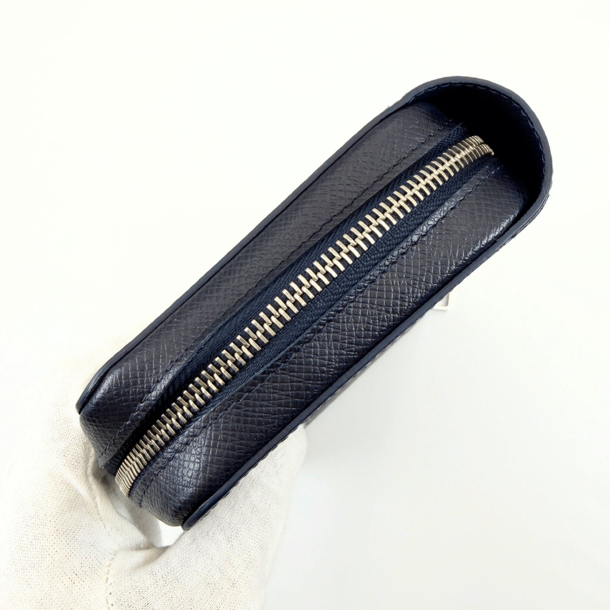 LOUIS VUITTON LOUIS VUITTON Taiga Zippy XL Blue 2018 Wallet SV Hardware Wallet Wallet