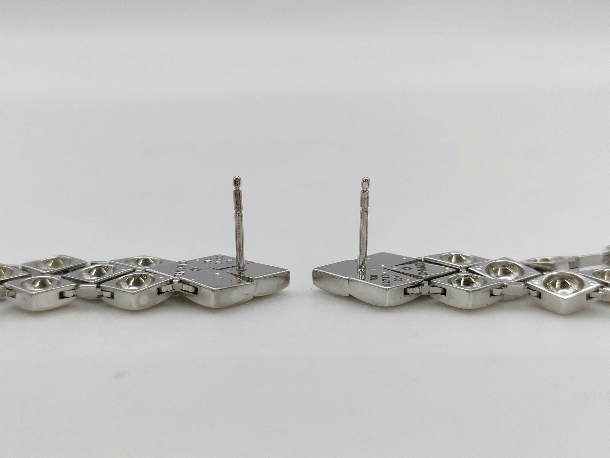 CHANEL Matlasse WG 750 22.6g Earrings