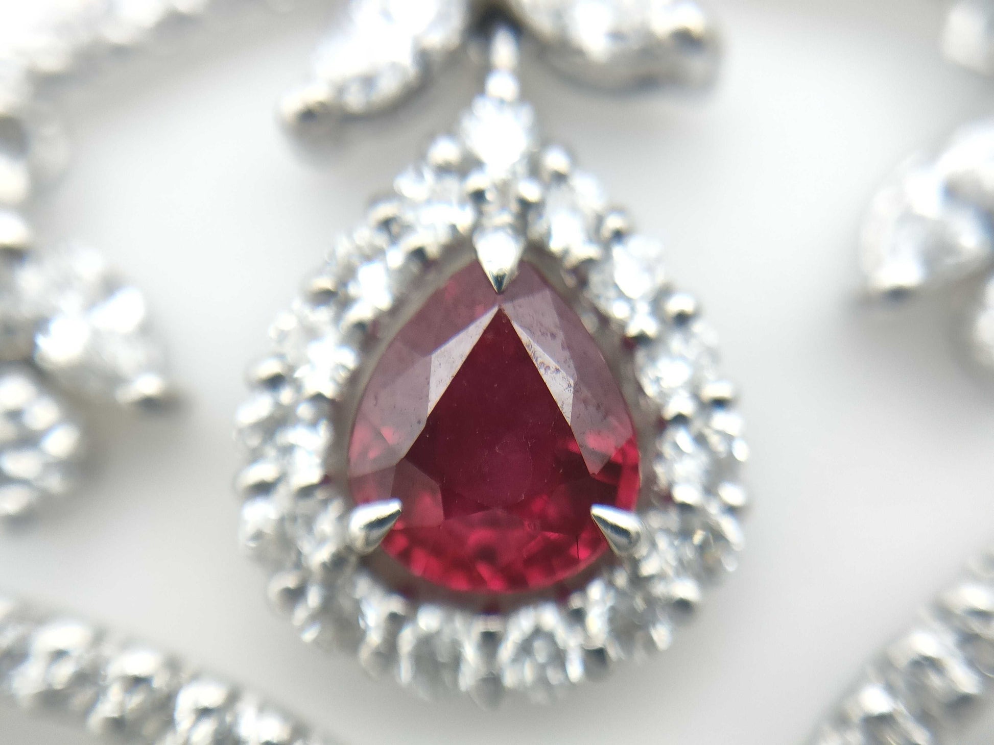 R3.95ct D2.20/0.69ct 750 17.8g Necklace