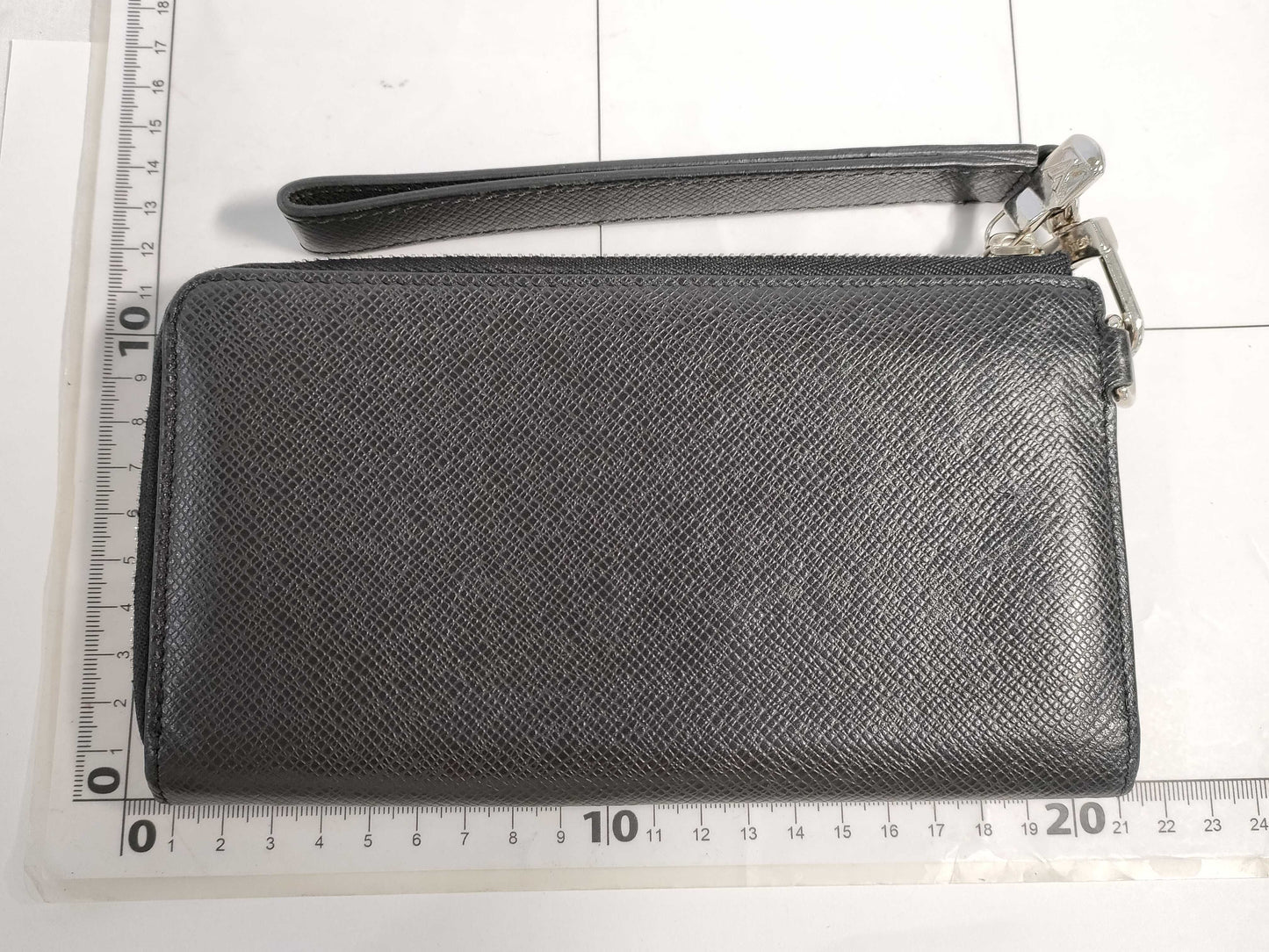 LOUIS VUITTON Taiga Zippy Dragonne Long Wallet with RFID