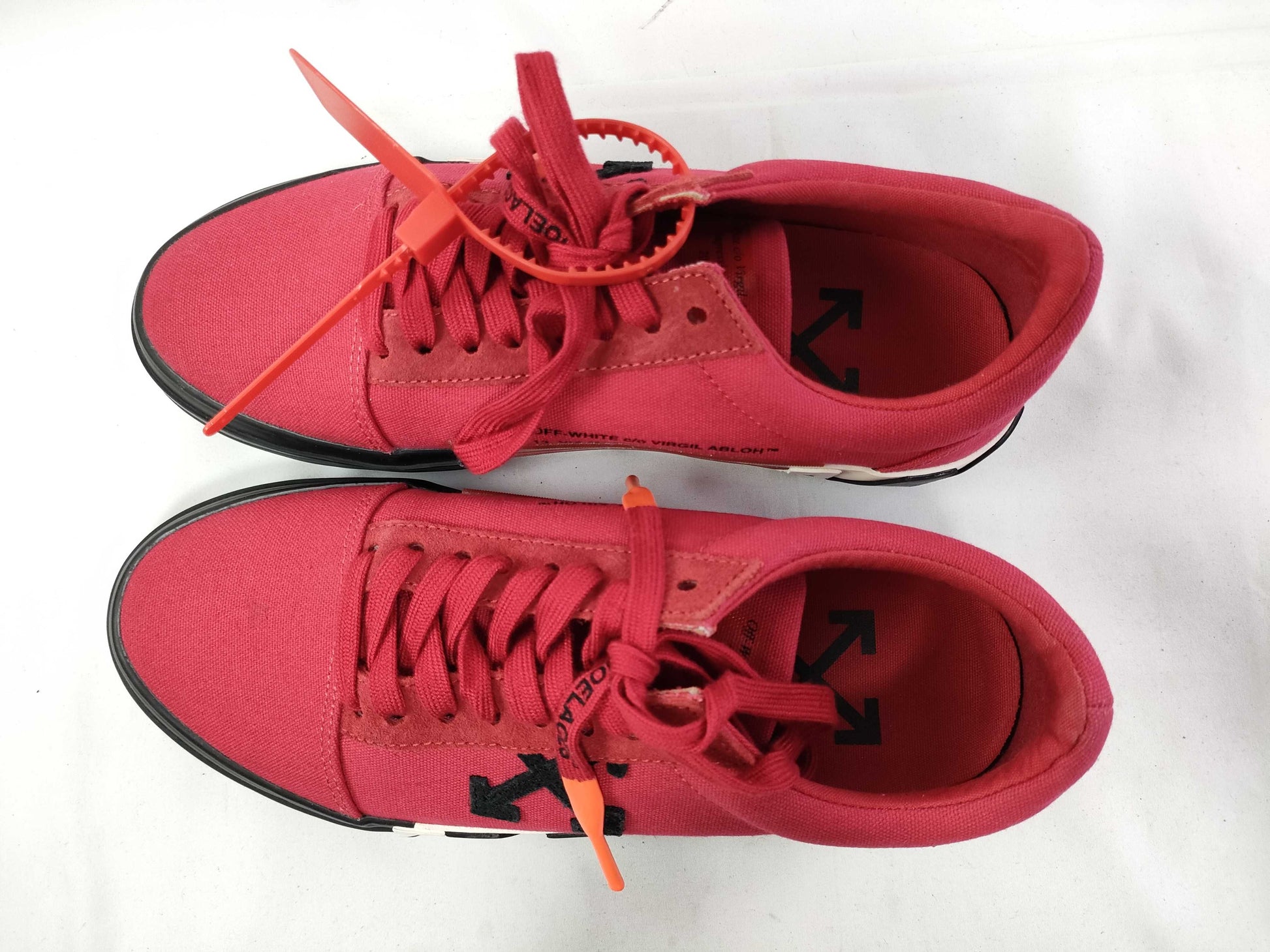 Off-white Arrow Canvas Low-Top Sneakers