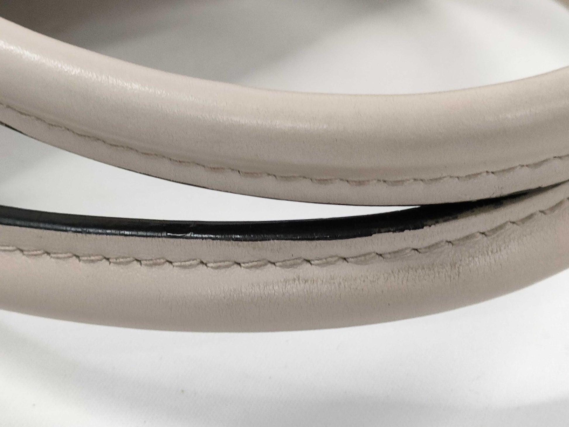 LOUIS VUITTON Louis Vuitton On My Side MM Handbag