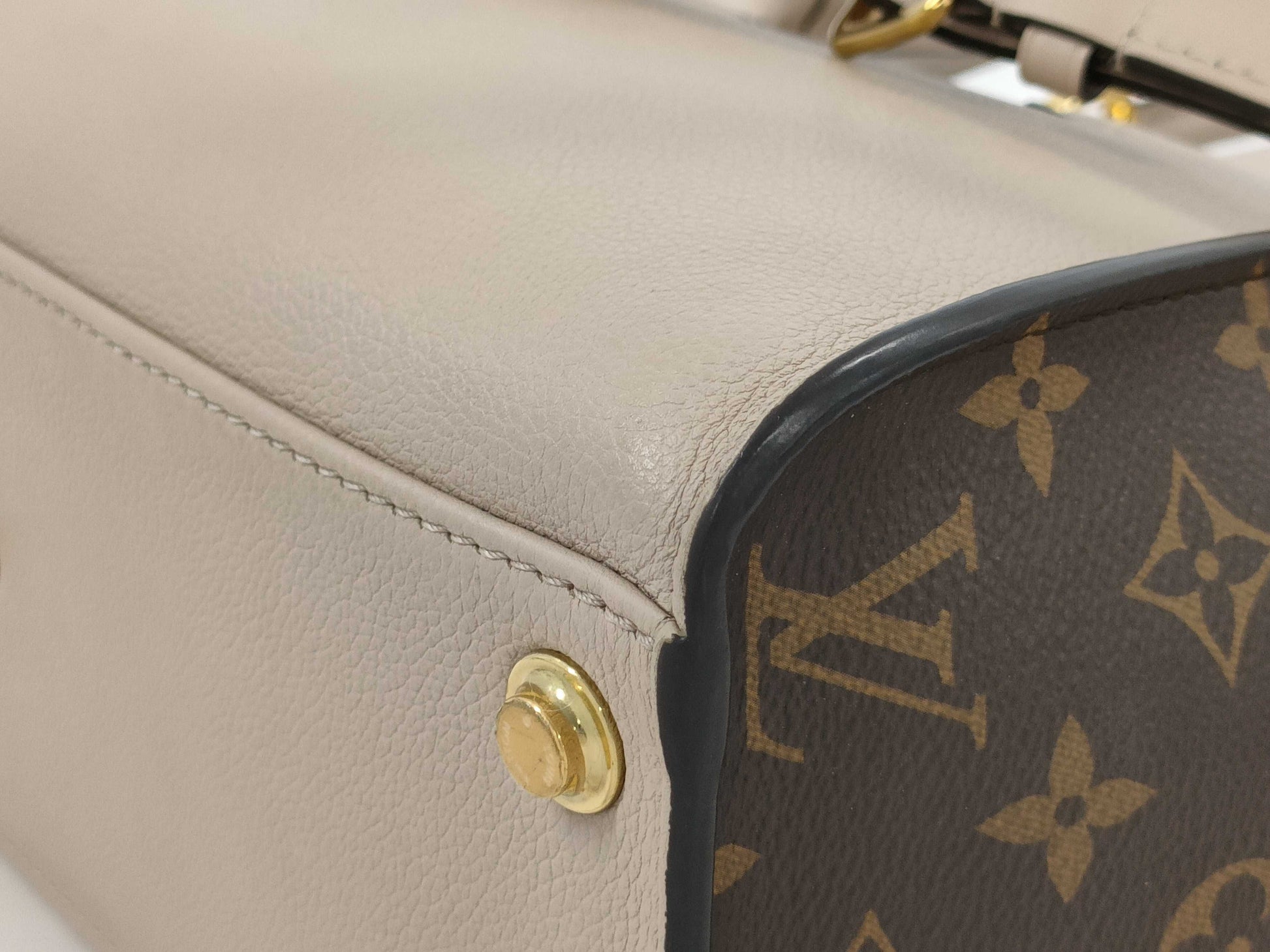 LOUIS VUITTON Louis Vuitton On My Side MM Handbag