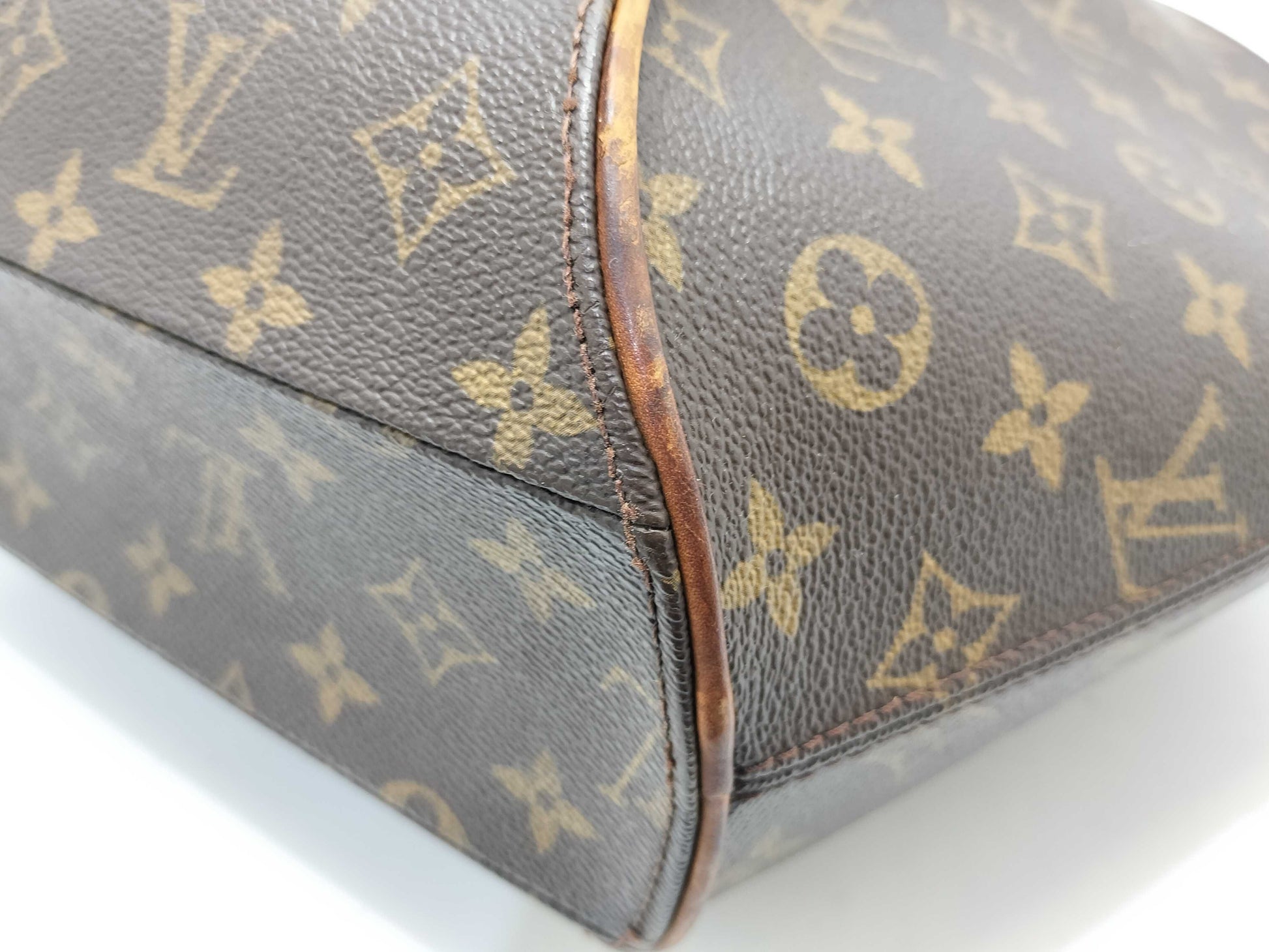 LOUIS VUITTON Monogram Louis Vuitton Monogram Ellipse MM Handbag