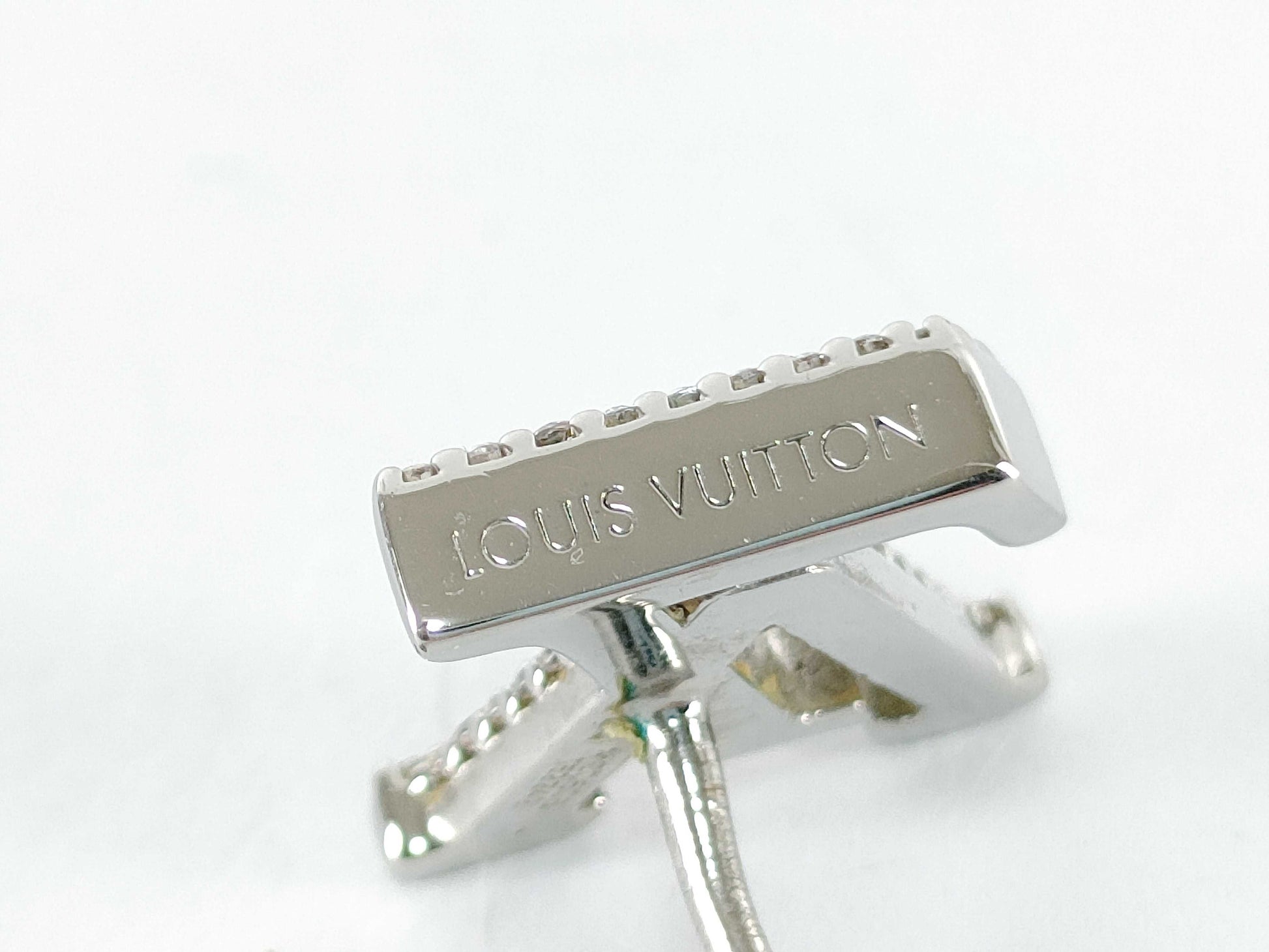 LOUIS VUITTON Earrings, 18g each