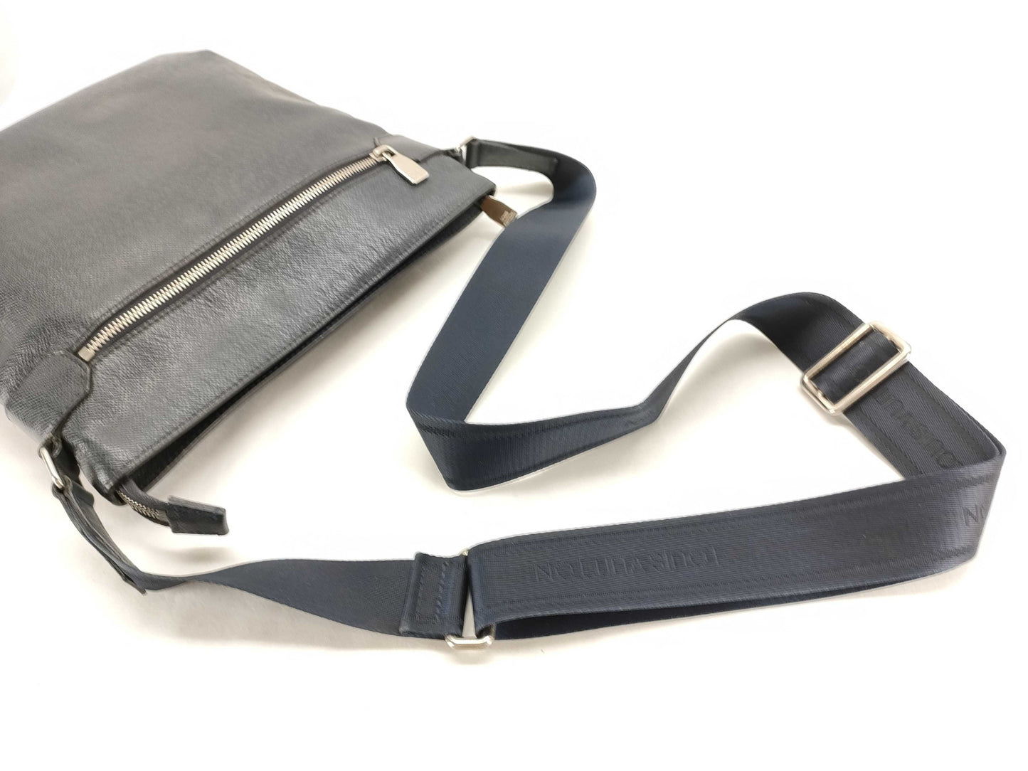 LOUIS VUITTON Taiga Sasha Shoulder Bag Crossbody Bag