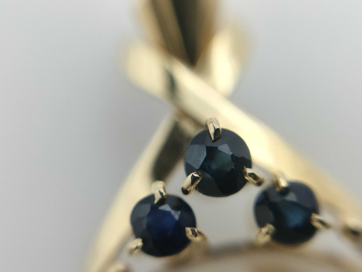 Mabe pearl pendant, approximately 15.4mm diameter, sapphire, 18K gold, 3.6g