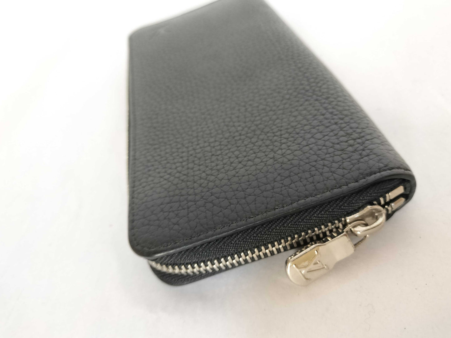 LOUIS VUITTON Taurillon Vertica Zippy Wallet