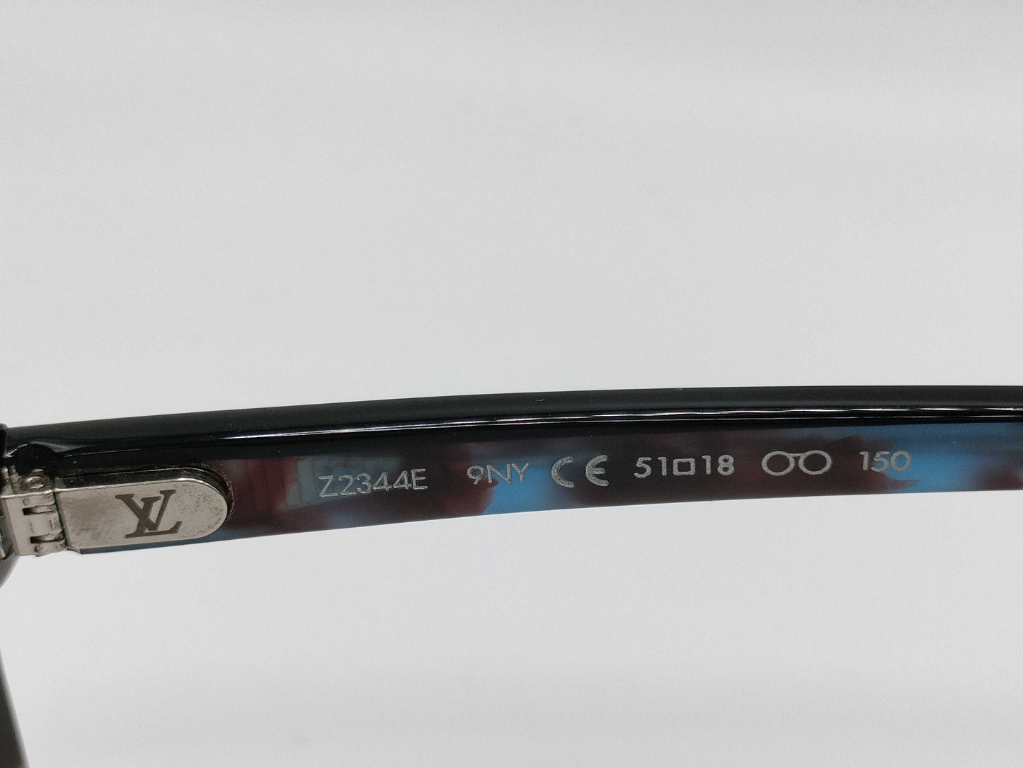 LOUIS VUITTON Z2344E acetate frame sunglasses with LV logo temples, square frame, colored lenses, blue, box and dust bag included.