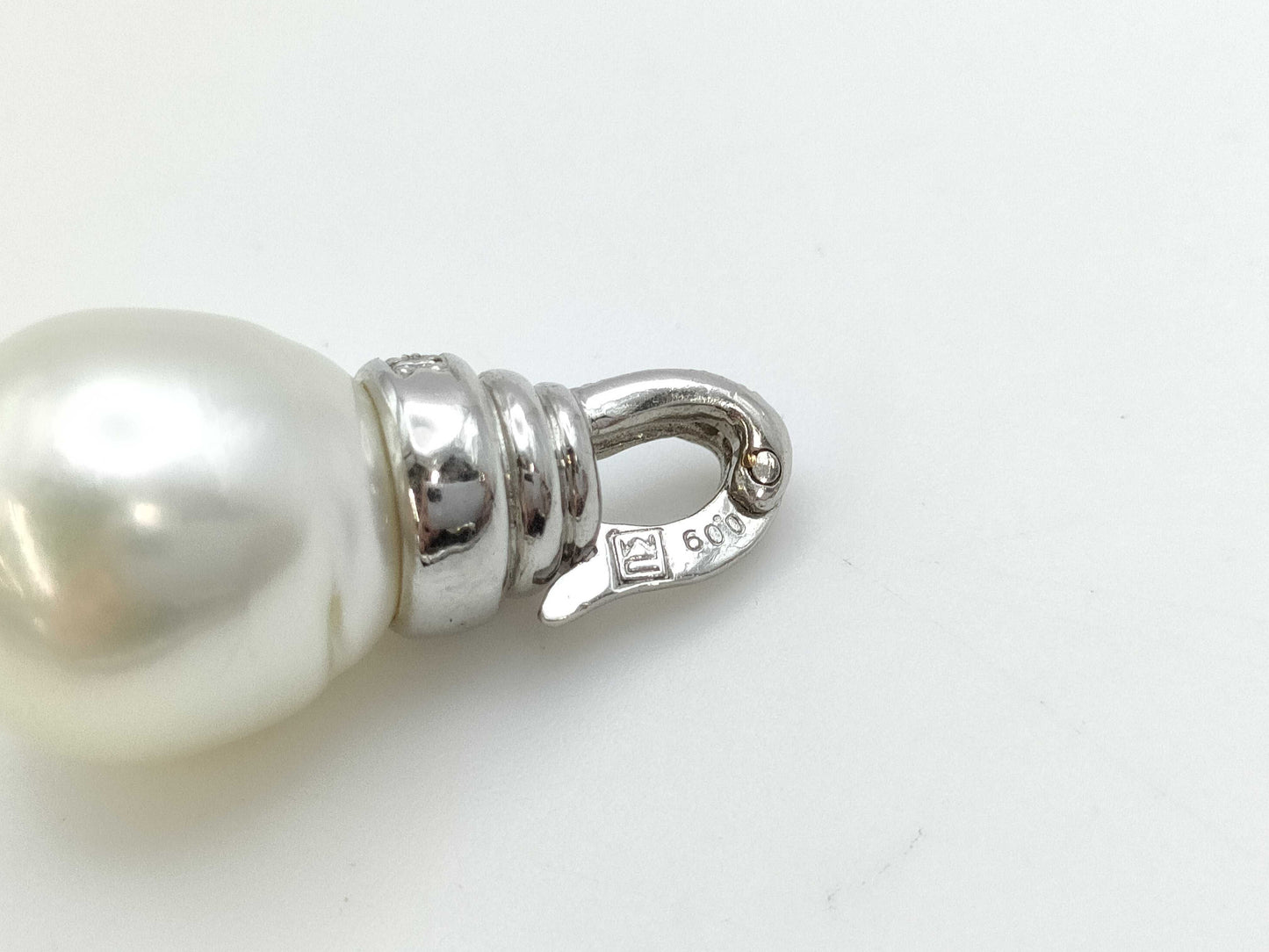 Semi-round pearl, diameter approximately 13.3mm, D0.09ct, PT900, 8.2g, pendant top