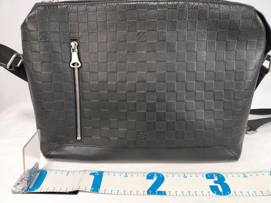 LOUIS VUITTON Damier Graphite Louis Vuitton Damier Graphite Discovery Messenger MM Shoulder Bag
