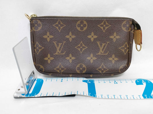 LOUIS VUITTON Monogram Louis Vuitton Monogram Pochette Accessoires Pouch
