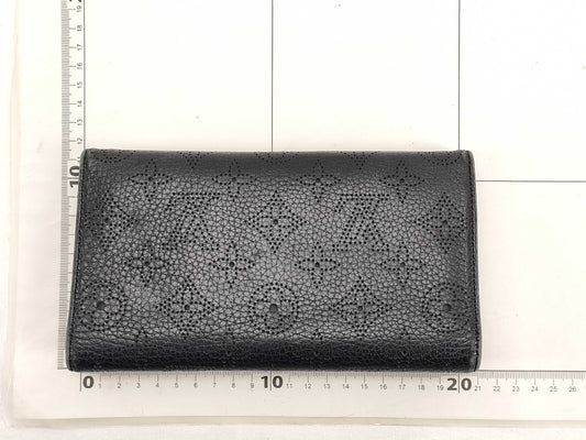 LOUIS VUITTON Mahina Vuitton Mahina Portefeuille Amelia Long Wallet Black Wallet