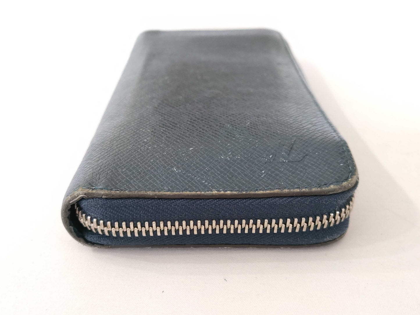 LOUIS VUITTON Taiga Vuitton Vertical Taiga M32837 CA0127 Wallet