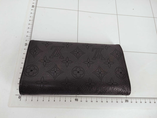 LOUIS VUITTON Mahina Vuitton Amelia Mahina M95549 TN1112 Wallet
