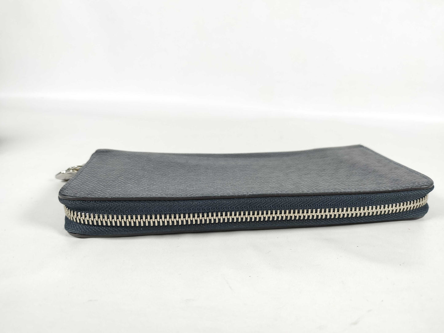 LOUIS VUITTON Taiga Vuitton Vertical Taiga M32837 RFID Wallet