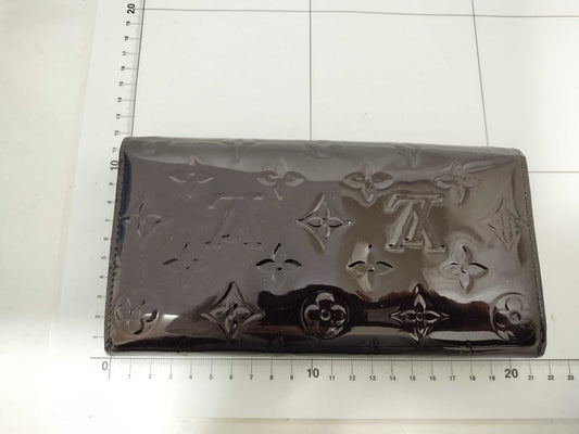 LOUIS VUITTON Vernis Louis Vuitton Vernis Portefeuille Sarah Amaranth Wallet