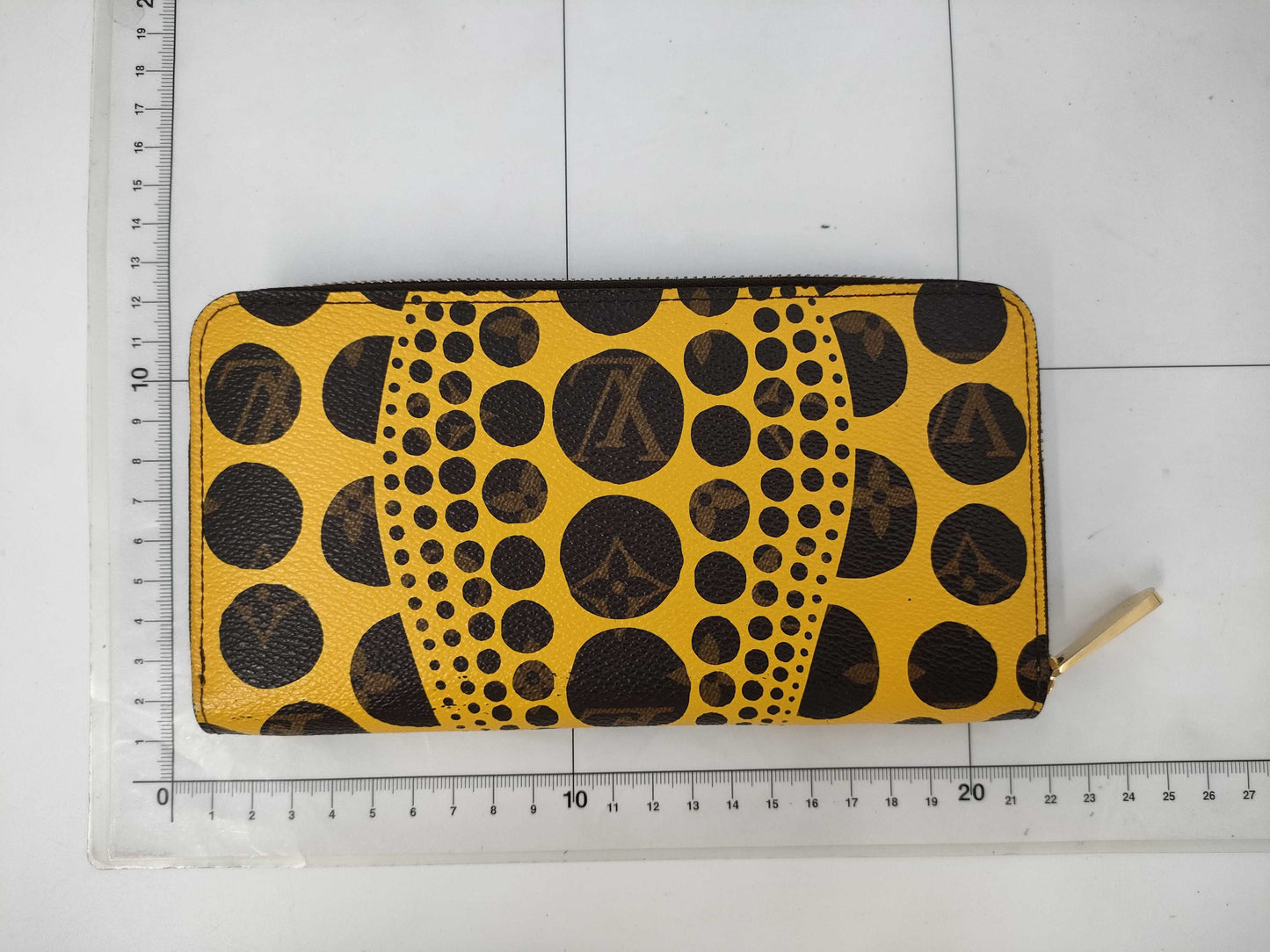 LOUIS VUITTON Pumpkin Dot Zippy Wallet