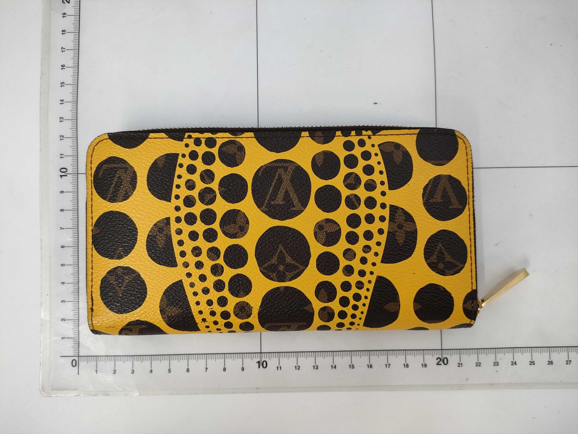 LOUIS VUITTON Pumpkin Dot Zippy Wallet