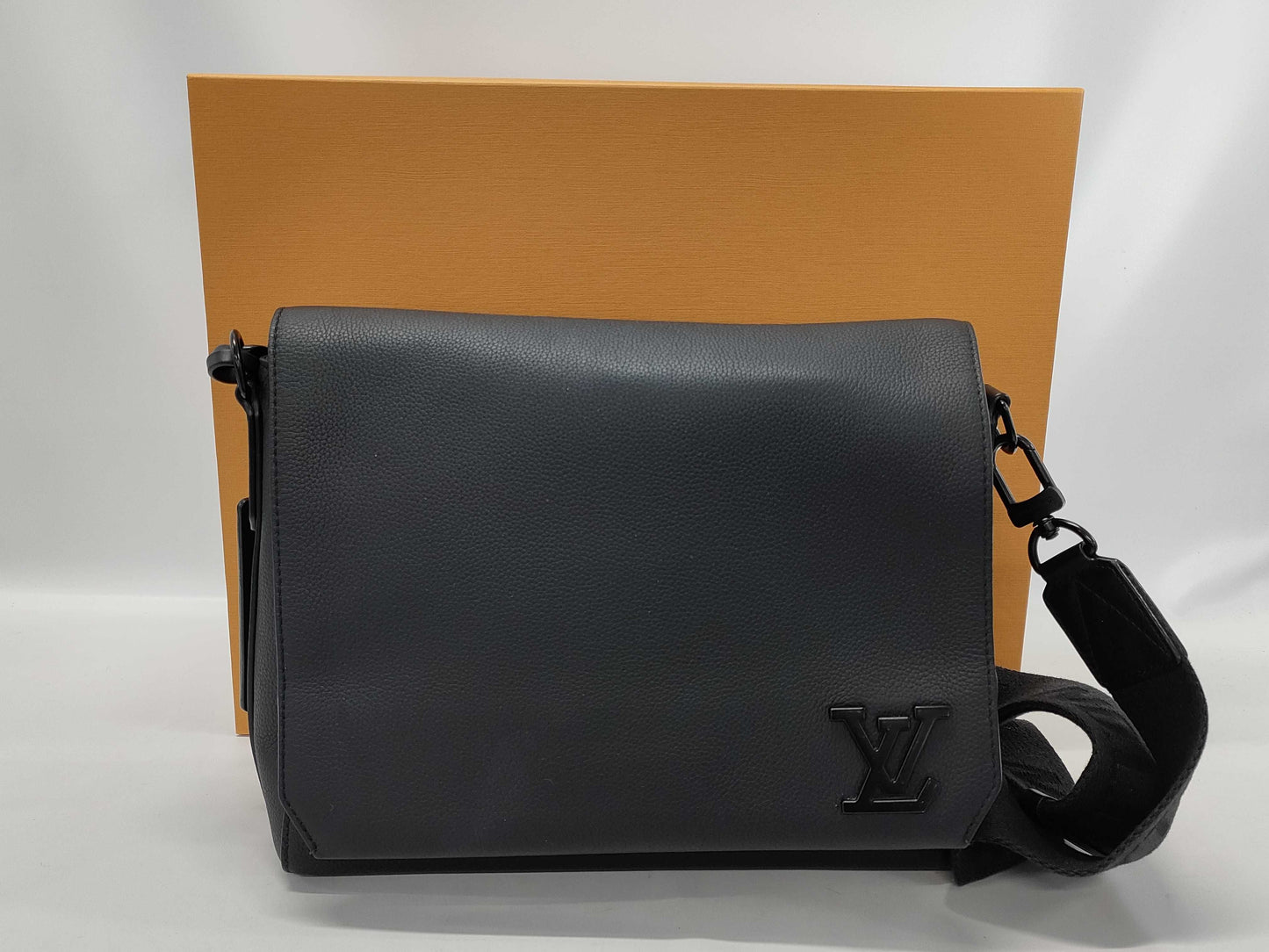 LOUIS VUITTON Aerogram Takeoff Messenger Shoulder Bag