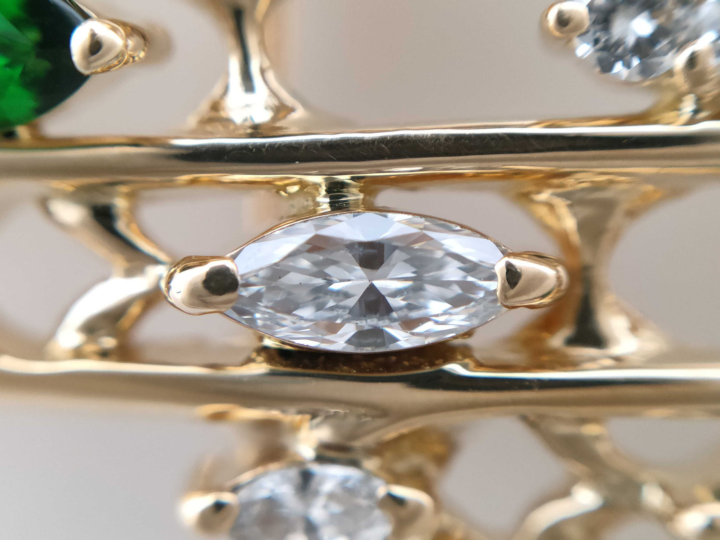 Total length 9.86/2.07ct, R 0.46ct, D 2.59ct, K18, 43.2g, Brooch