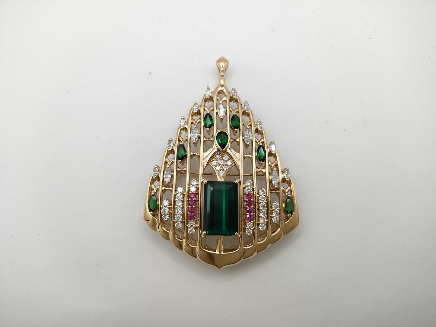 Total length 9.86/2.07ct, R 0.46ct, D 2.59ct, K18, 43.2g, Brooch