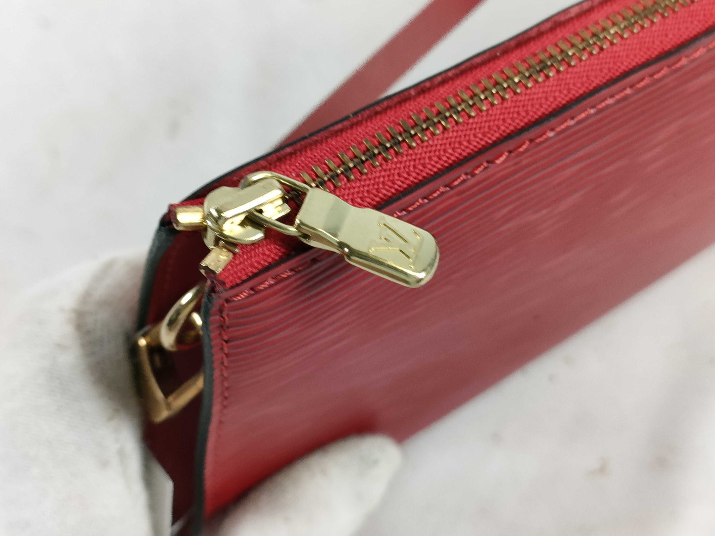 LOUIS VUITTON M52947 Epi Accessoires Handbag