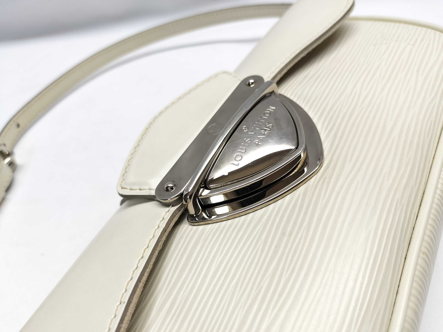 LOUIS VUITTON M5929J Epi Pochette Montaigne Handbag