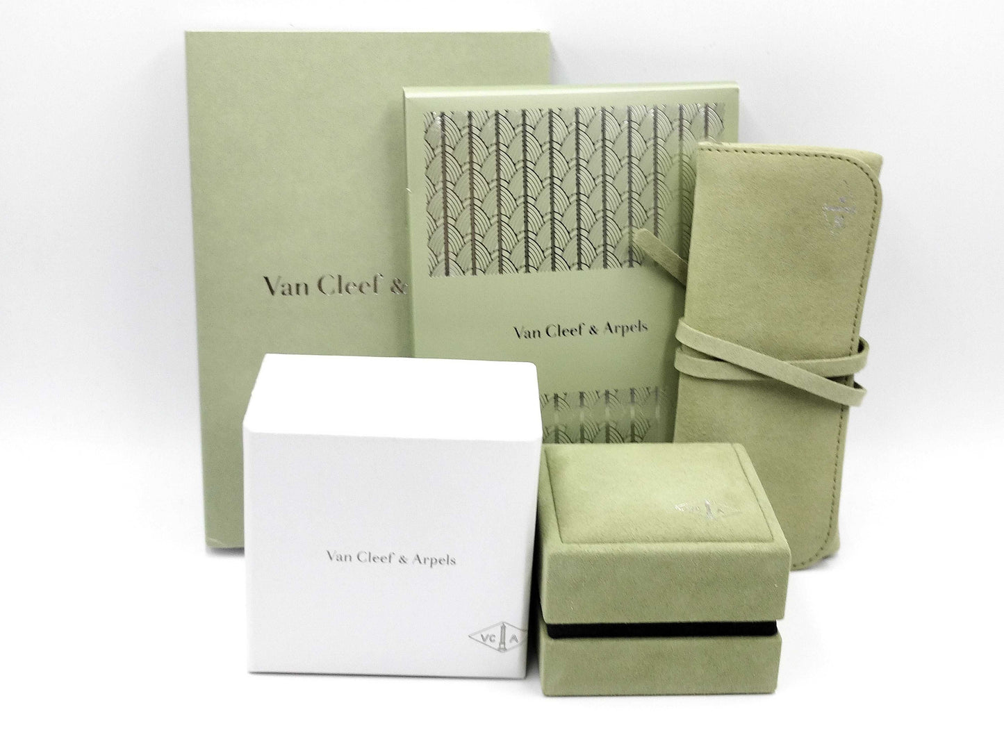 Van Cleef & Arpels Sweet Alhambra Papillon Shell Necklace in Yellow Gold and Au750, 3.0g