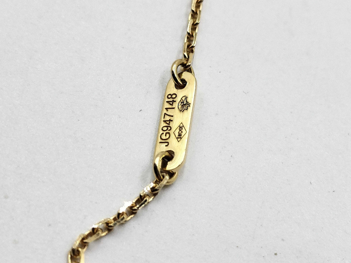 Van Cleef & Arpels Sweet Alhambra Papillon Shell Necklace in Yellow Gold and Au750, 3.0g