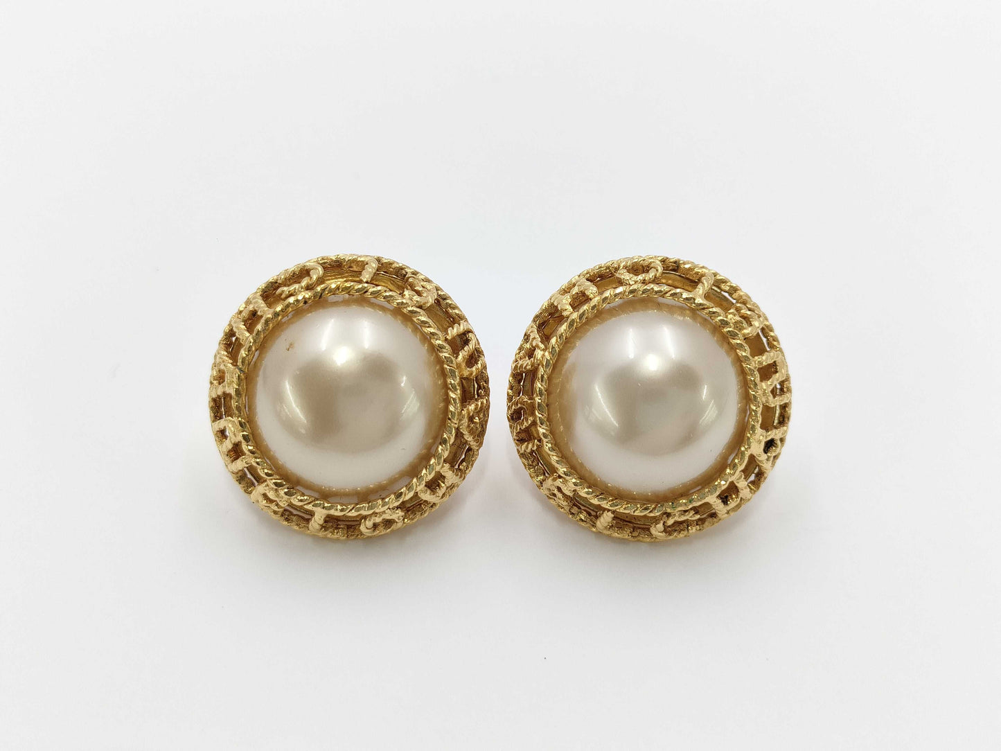 CHANEL 94A Pearl Earrings
