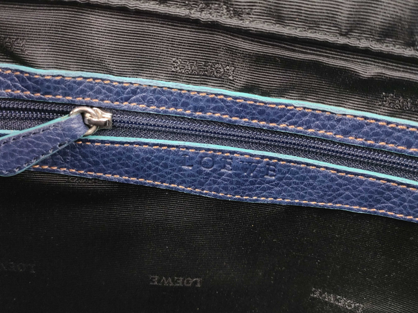 LOEWE Leather Buckle Tote/Scuff/Color Consideration Handbag