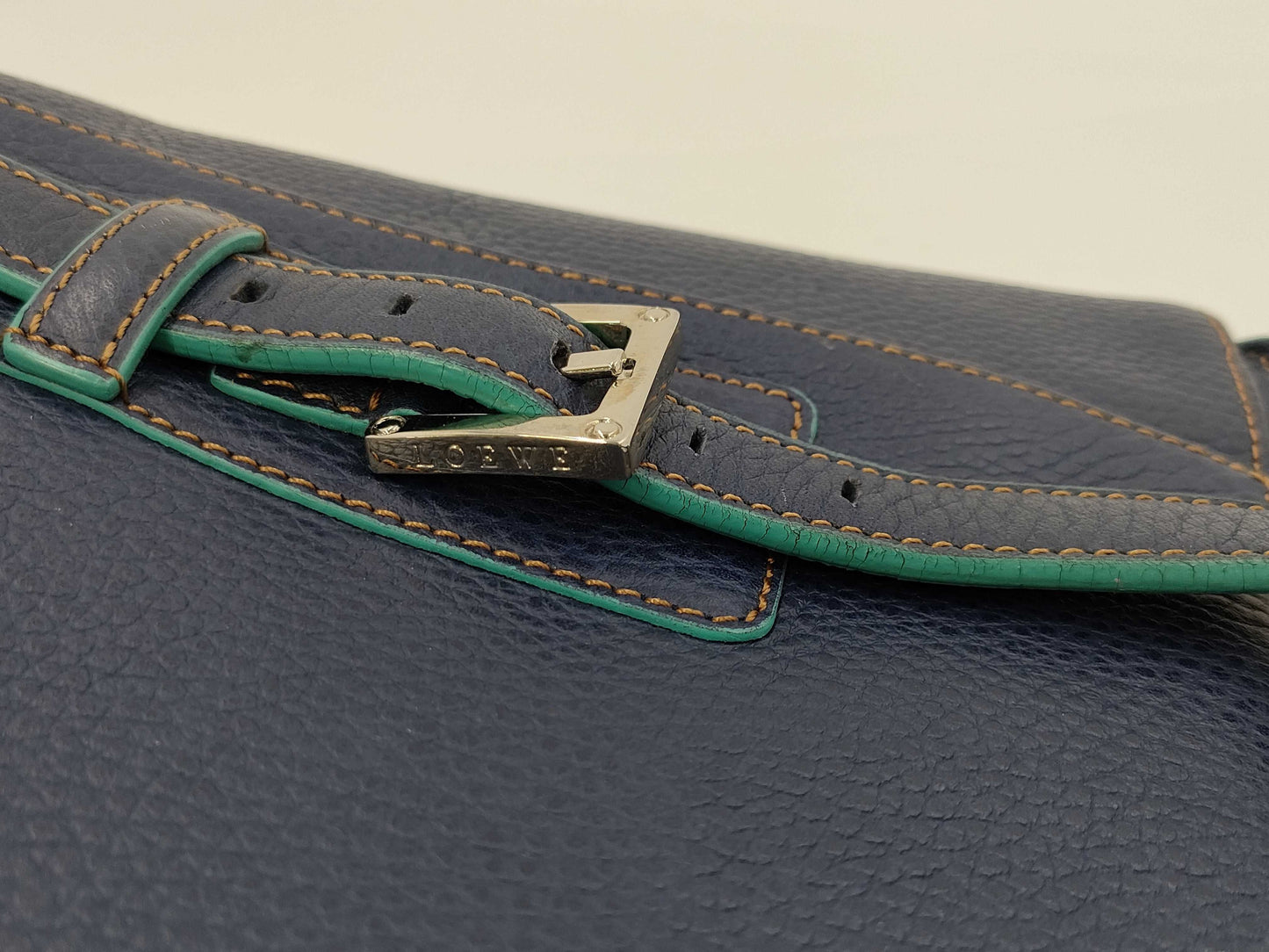 LOEWE Leather Buckle Tote/Scuff/Color Consideration Handbag