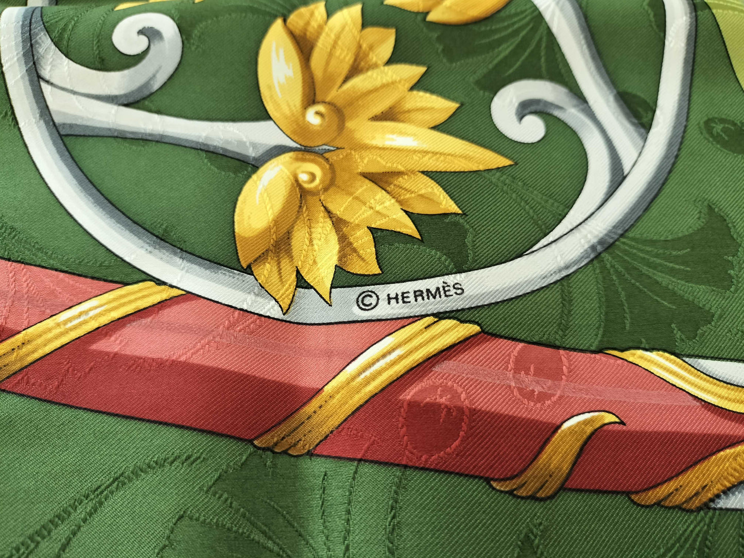 HERMES Carre PRiNCES DU SOLEiL LEVANT Scarf
