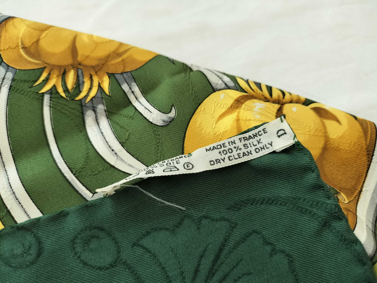 HERMES Carre PRiNCES DU SOLEiL LEVANT Scarf