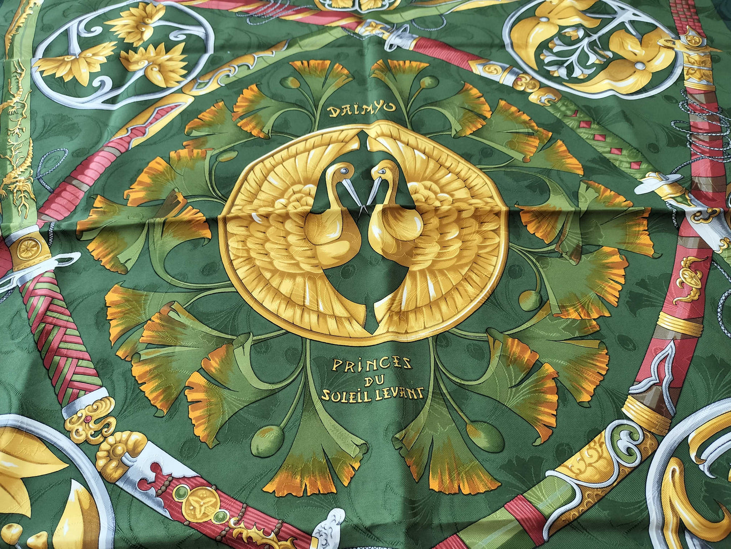 HERMES Carre PRiNCES DU SOLEiL LEVANT Scarf