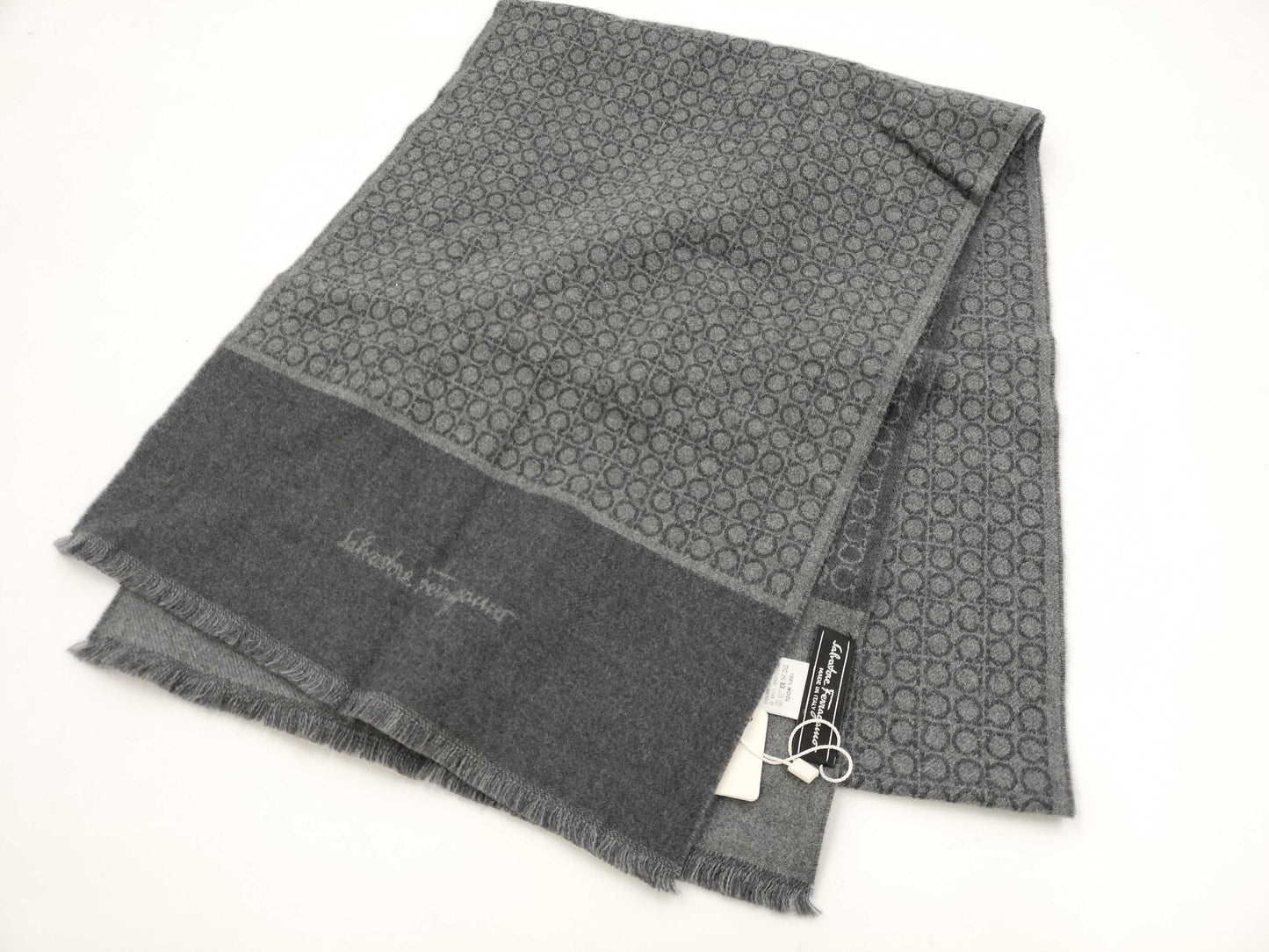 Salvatore Ferragamo Gancini tagged scarf/scarf